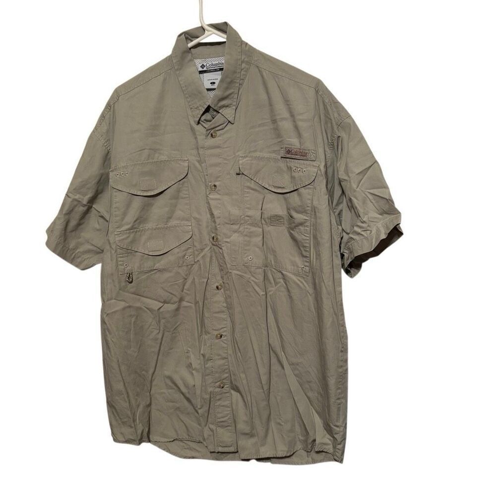 Columbia Size Men’s Large Tan Short Sleeved Button Fishing Shirt